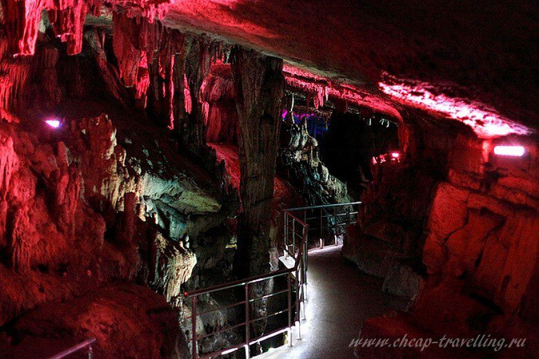 Дорожка в Карстовой пещере