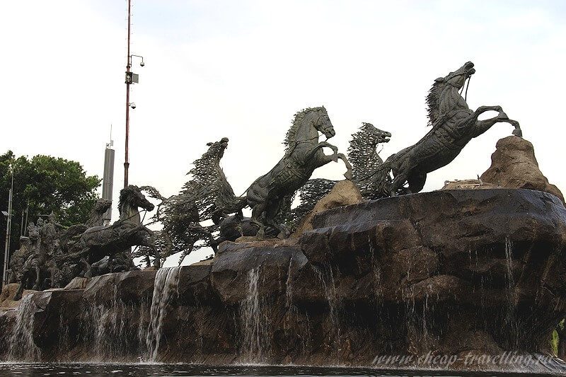 Скульптуры лошадей