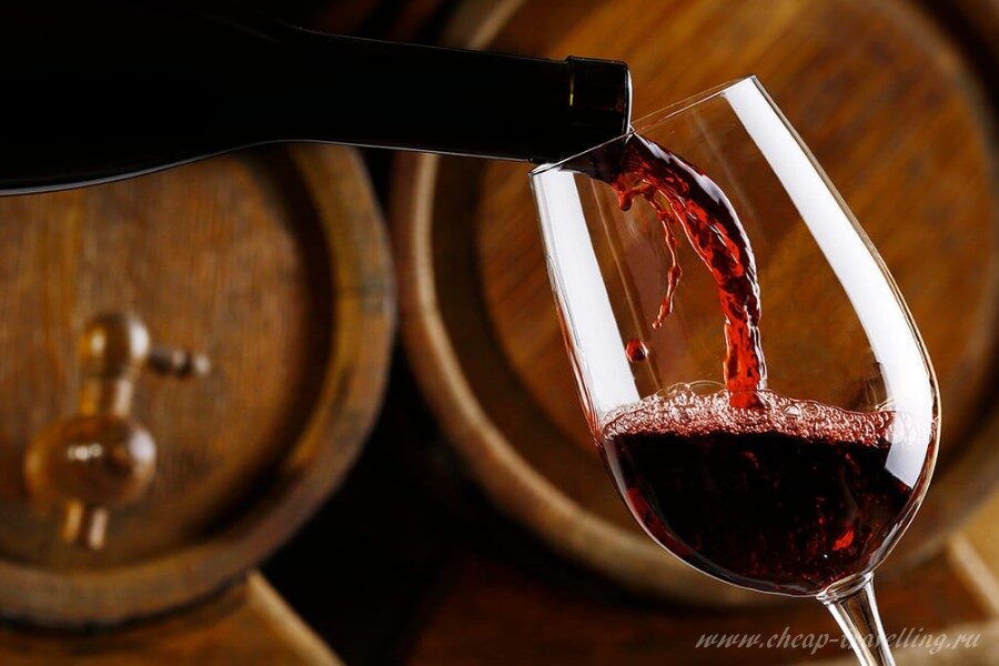 Красное вино наливают в бокал