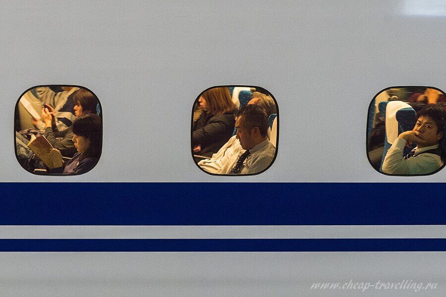 Пассажиры внутри поезда Синкансэн