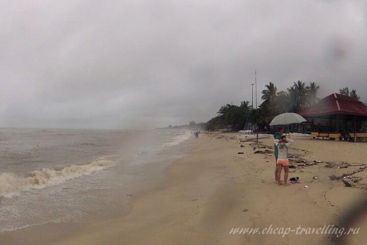 Пляж Ламаи в непогоду