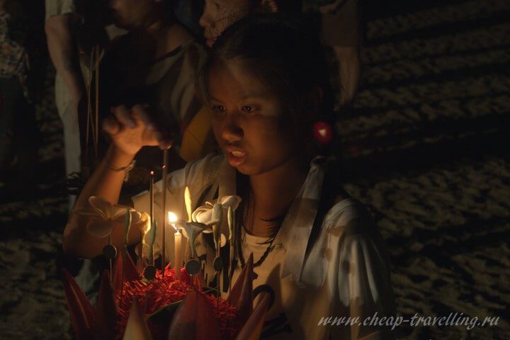 Девочка на празднике Лои Кратонг