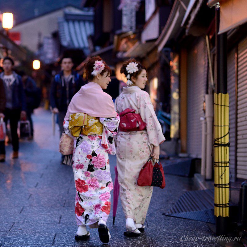 Девушки в традиционных кимонно