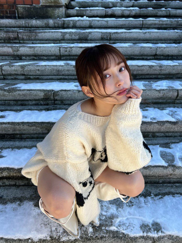 Девушка японка в свитере