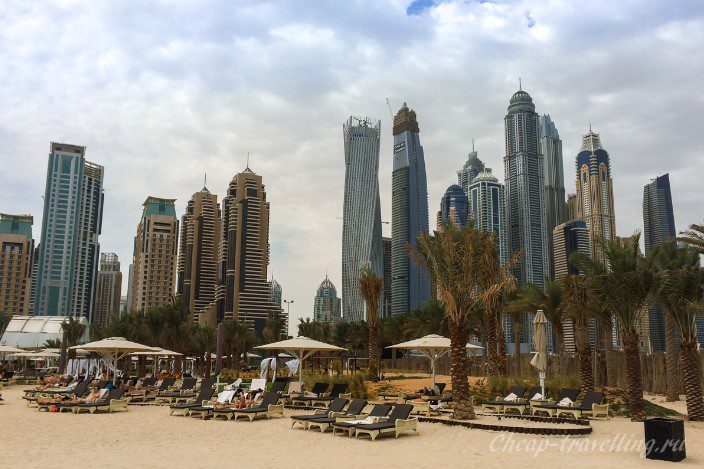 Пляж Дубай Марина в окружении небоскребов